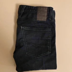 Anbass jeans från Replay - Säljer ett par snygga mörkblå jeans från Replay. De är i bra skick och är i storlek 33. Hör av er vid funderingar!