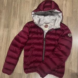colmar vinterjacka vinröd xs/s - Jacka från colmar i så fin vinröd färg! Fint skick inga defekter eller likande, stl italiensk 42 som motsvarar xs/s ❣️