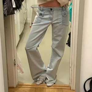 Lowwaist utsvängda jeans - Super fina lågmidjade utsvängda jeans med snygga fickor o detaljer🫶💕💕