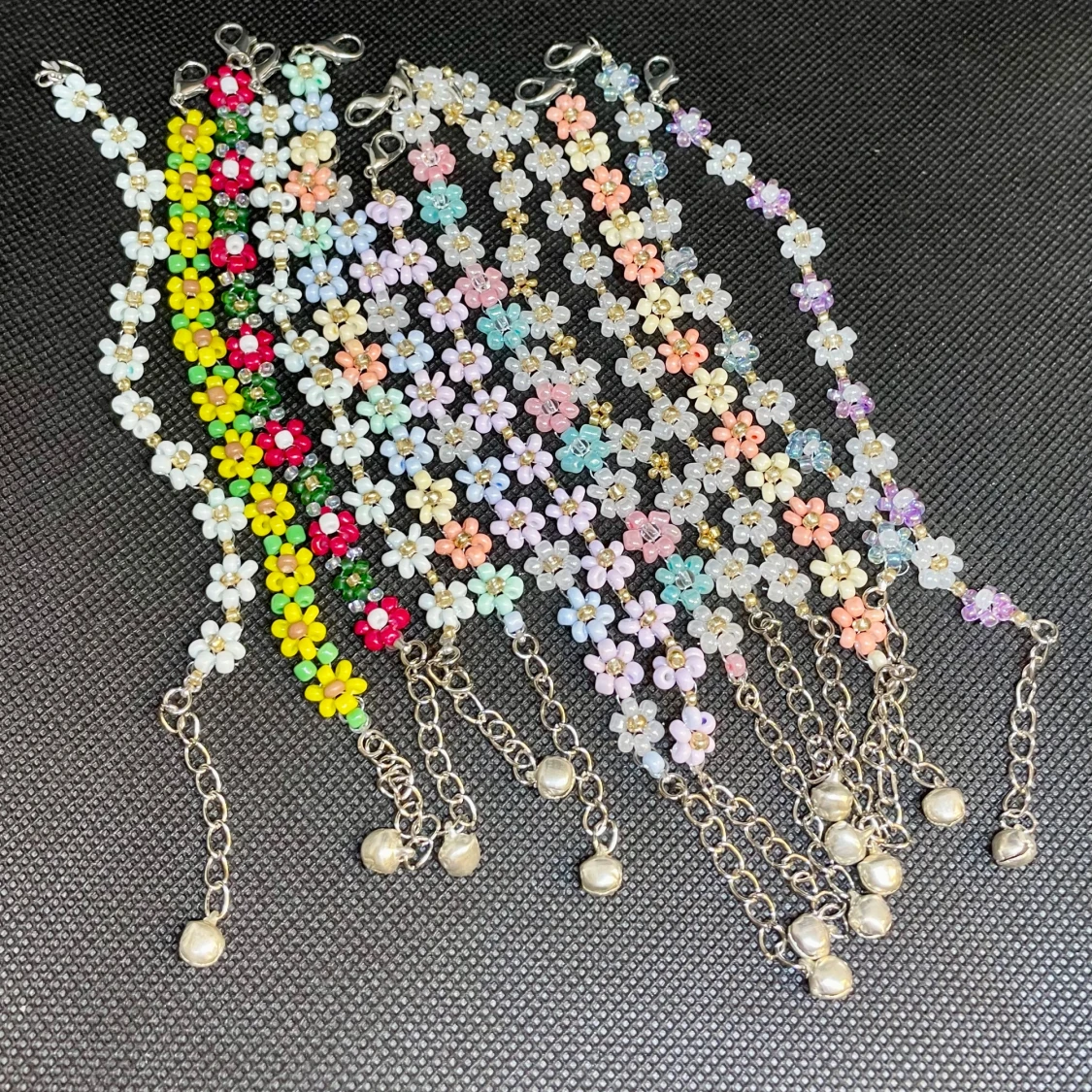 Färgglatt blommigt handgjort armband - 92