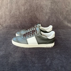 Valentino Flycrew Olivgrön | 44 - Säljer dessa eftertraktade olivgröna Flycrews i storlek 44 (passar 44-45 | Skorna är i väldigt fint skick🤩 | Alla nitar kvar | Endast skorna medföljer vid köp | Självklart äkta | Mer bilder finns :)