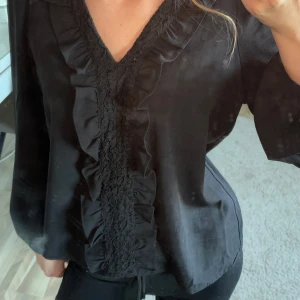 Svart blus från vero moda  - Kontakta alltid mig innan köp! Jätte snygg svart blus som inte kommer till användning längre. 