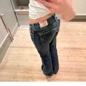 True religion jeans  - Säljer ett par true religion jeans💕köpte här på plick men tyvärr passade de inte riktigt mig så säljer vidare💕 Lånade bilder😊