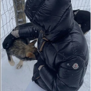 Svart/marinblå dunjacka från Moncler - Obs: Tryck ej på köp nu förens ni pratat med mig! Intresskoll💗 snygg och varm svart/marinblå dunjacka från Moncler. Jackan har en glansig finish. Perfekt för vintern med sin pufferstil och långa ärmar. Jackan har en dragkedja och en stor mysig huva för extra skydd mot kylan. Köpt på Plick förra året men i bra skick, dock går höger dragkedjan ej att stänga. Kontakta för fler frågor!!