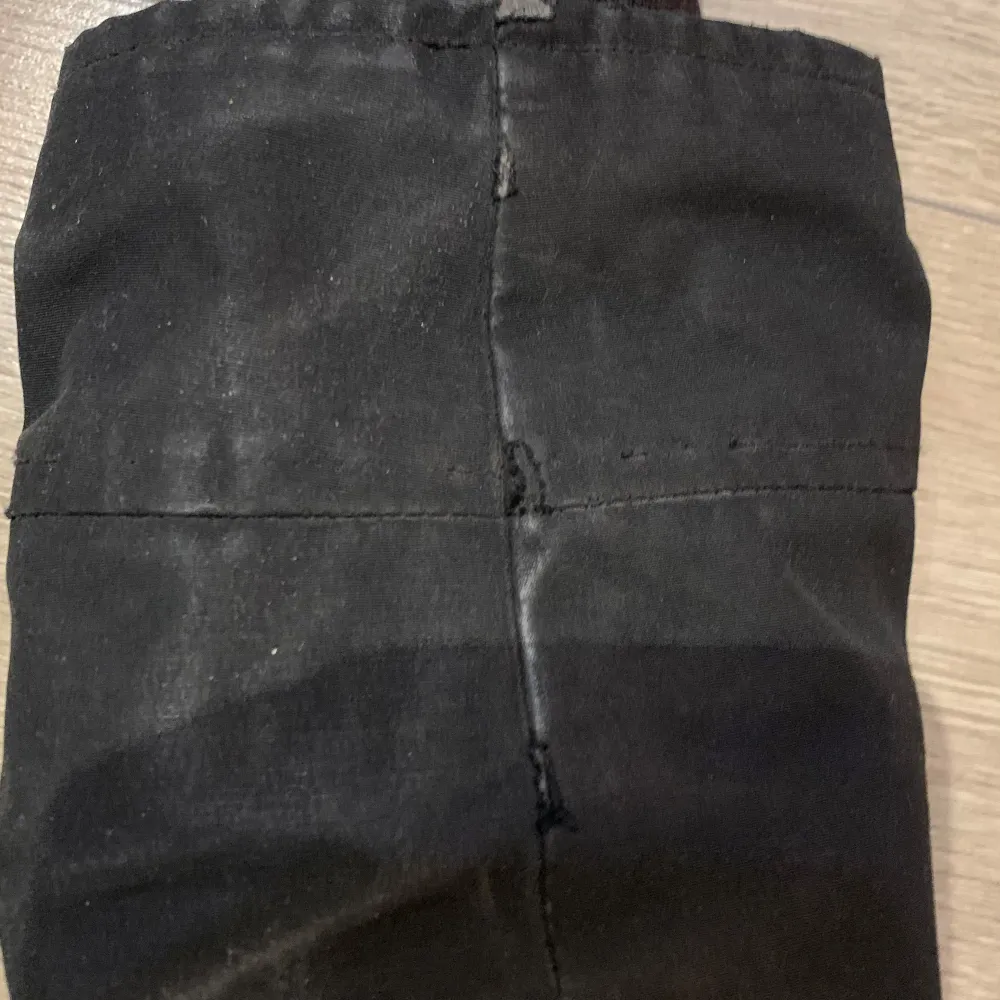 Säljer en svart vinterjacka från Canada Goose i mycket bra skick. Jackan har en långärmad design med en praktisk huva och dragkedja framtill. Perfekt för kalla vinterdagar. Märkeslogga på ärmen ger en snygg touch. Passar både till vardags och utomhusaktiviteter.. Takit.