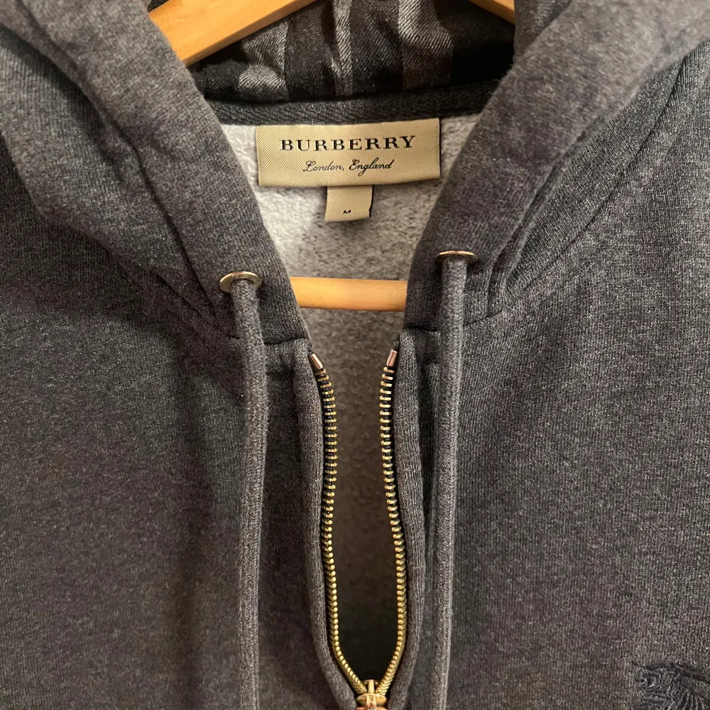 Burberry zip tröja. Storlek:M Cond:8/10 ”Authentic” Möts i Göteborg eller fraktas. Tveka inte på frågor🤝. Hoodies.