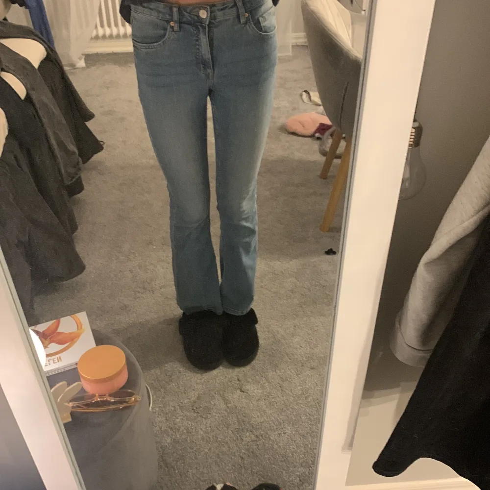 Säljer ett par snygga blå jeans från LAB i bootcut-stil. De är lite högmidjade och har en liten fläck på höger ben som man ser på sista bilden❤️ Perfekta för både vardag och fest! 🦋. Jeans & Byxor.