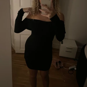 Svart offshoulder klänning - Säljer en svart offshoulder klänning. Perfekt för fest. Klänningen är kort och framhäver på ett snyggt sätt💛