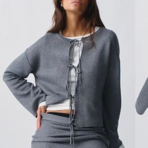 Grå kofta med knytning - Säljer den populära gina tricot kofta i stl xs! Superfin och i nyskick utan noppror och liknande. Säljs då den är lite liten för mig!😊