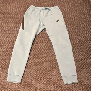 Old season tech fleece byxor  - Säljer dessa  sällsynta Baby blue Old season tech fleece byxor. Helt oanvända i storlek M