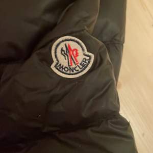 Säljer den här moncler jackan. Inga skador, strl 2 170/180)  Nfc taggen funkar ej då det är en gammal modell, men qr koden funkar.