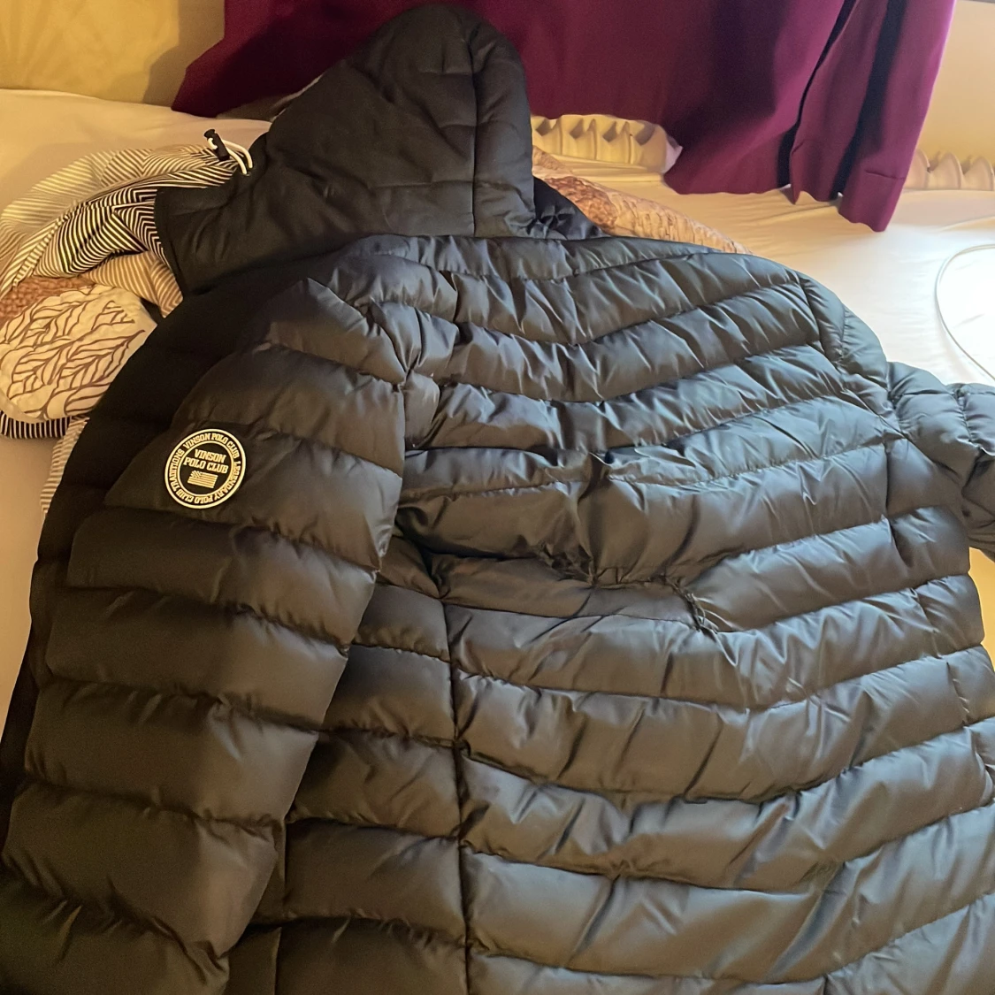 Svart dunjacka med huva - 90