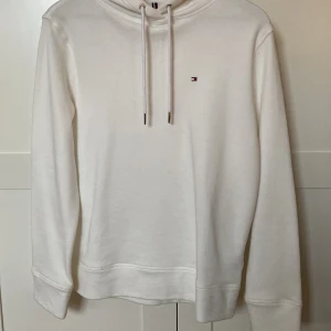 Vit hoodie från Tommy Hilfiger - Säljer en  vit hoodie från Tommy Hilfiger i storlek XS. Endast använd fåtal gånger.