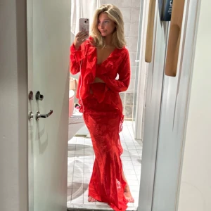 Rött set från Neo Noir  - Rött det från Neo Noir, säljer båda delarna för 800kr, ordinarie pris för blusen är 749kr och 749kr för kjolen, dvs 1500kr för båda delarna. Blusen är i strl M och kjolen i strl S. Är 165 på bilden. Använd två ggr. Kan även sälja delarna separat om så önskas ☺️