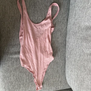 Body  - Ribbad body från hm,  använd en gång, storlek S.