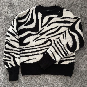 Stickad tröja - Stickad tröja i ett zebramönster! Storlek S.