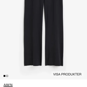 Svarta byxor från AIM'N - Snygga svarta byxor från AIM'N i loose fit. Perfekta för en avslappnad stil eller en dag på stan. De har en hög midja och vida ben, vilket ger en bekväm och trendig look. Passar till både vardag och fest!