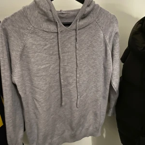 Grå kashmir hoddie - Säljer en stilren och bekväm grå hoodie i mjukt material. Perfekt för kyliga dagar eller mysiga hemmakvällar. Den är i liten storlek passar XS och liten S