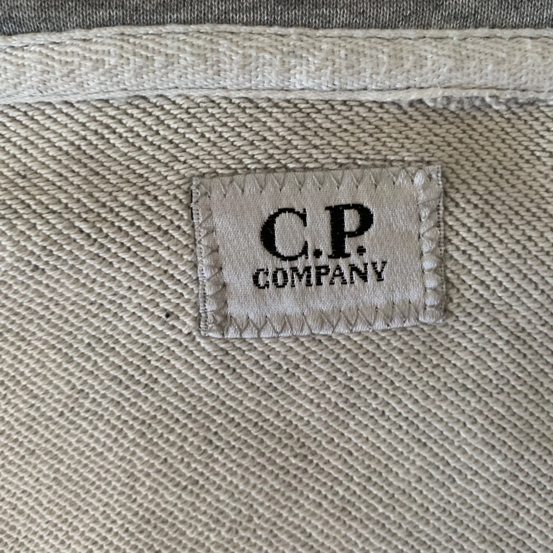 Grå hoodie från C.P. Company - 92