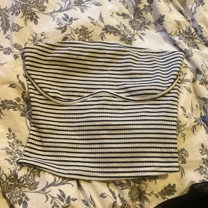 Randig tubtopp - Snygg randig tubtopp i svart och vit. Köpt på Shein, i storlek S. Säljer för 80+ frakt🌸