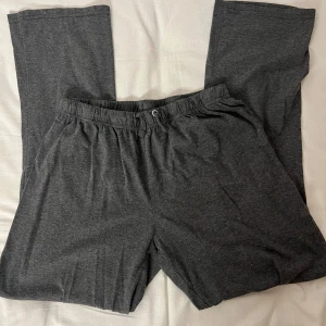 Grå mjukisbyxor - Superbekväma grå mjukisbyxor i bra skick. Perfekta för en chill dag hemma eller en snabb tur till affären. De har en elastisk midja med snörning för bästa passform. Materialet är mjukt och skönt, vilket gör dem till ett måste i garderoben.