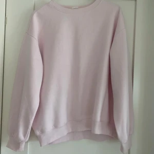 Ljusrosa sweatshirt från H&M - Mysig ljusrosa sweatshirt från H&M i storlek S. Perfekt för kyliga dagar eller mysiga hemmakvällar! 💖Använd fåtal gånger så i nyskick! Pris kan diskuteras!