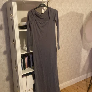 Grå långklänning från Gina Tricot - Säljer en elegant grå långklänning från Gina Tricot i mycket bra skick. Klänningen har långa ärmar och en stilren design, perfekt för höst och vinter. Den är i storlek M, använd nån enstaka gång, säljes för 200+ frakt🌸