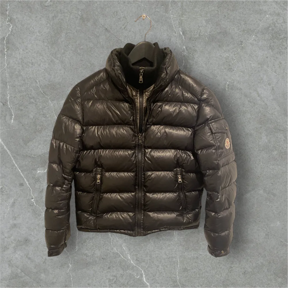 Säljer nu denna sjukt snygga Moncler Zin Giubboto jacka i storlek 12y -> 152cm Nypris ligger runt 10000kr men mitt pris är endast 1599kr Skick 8/10. Jackor.