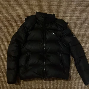 Calvin Klein jacka  - Jag har använt denna jacka förra vintern men är för litten nu den har inga skador och ser ut som ny original priset ligger runt 2000kr