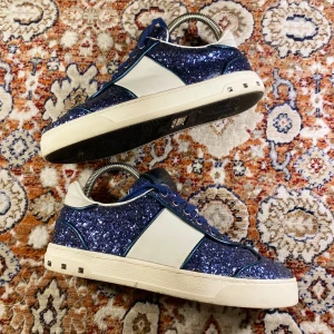 Valentino Flycrew Skor - Hej! Säljer nu mina skor från märket Valentino , storlek 37, mycket bra skick, tveka inte på att höra av dig om du har frågor eller funderingar kring skorna!