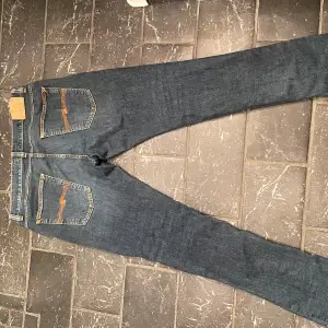 Säljer ett par Nudie Jeans Tight Terry i modellen Dark Symbol. De är i bra skick men utsydda vid anklarna, skulle kunna jämföras med nudie modellen grim tim.