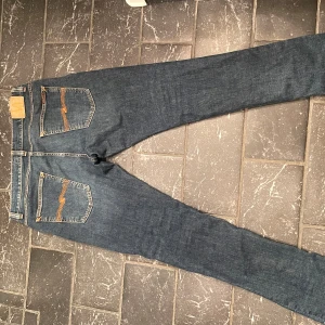 Nudie Jeans Tight Terry - Säljer ett par Nudie Jeans Tight Terry i modellen Dark Symbol. De är i bra skick men utsydda vid anklarna, skulle kunna jämföras med nudie modellen grim tim.