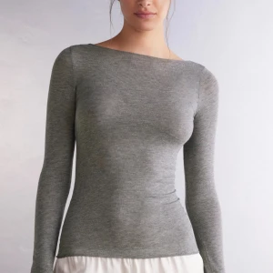 Grå top från intimissimi🌹 - Säljer en stilren grå långärmad topp i mjukt material från intimissimi. Perfekt för både vardag och fest! Använt fåtal gången och inga defekter, säljer pga ingen användning❣️Nypris 549