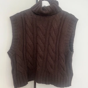 Stickad väst - Brun stickad väst från H&M i M. Använd ett fåtal gånger 