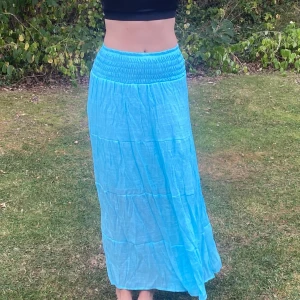 Ljusblå långkjol - Vacker ljusblå långkjol. Luftigt material och med en smock i midjan. Kan även användas som klänning!🩵