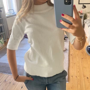 Vit stickad tshirt - Jättefin stickad tshirt, smått nopprig