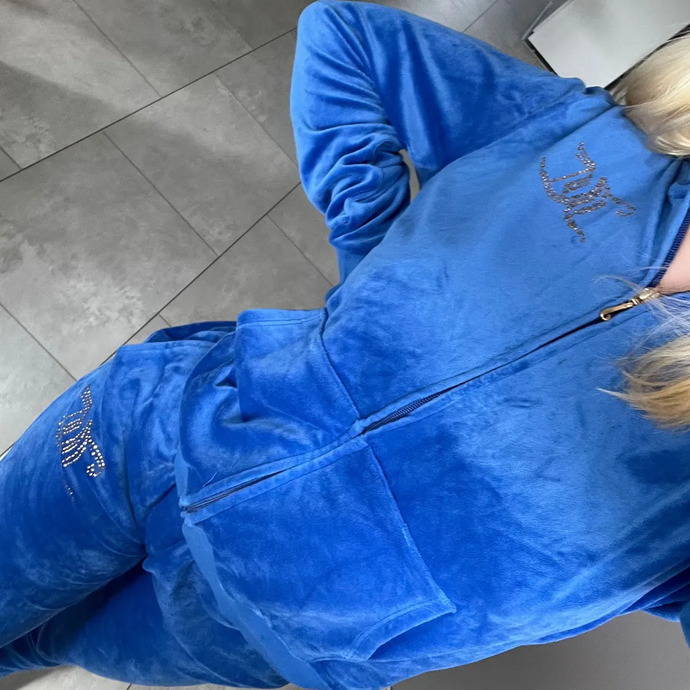 Säljer detta mjukisset från juicy couture, knappt använt så bra skick, strl 170 passar mig som är en Xs/S. Det går även att köpa delarna separat, 300kr styck . Hoodies.