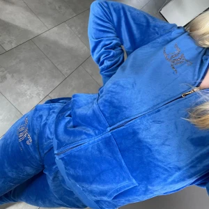Juicy couture  - Säljer detta mjukisset från juicy couture, knappt använt så bra skick, strl 170 passar mig som är en Xs/S. Det går även att köpa delarna separat, 300kr styck 