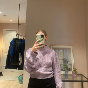 Stickad tröja - Stickad tröja från Na-Kd. Kortare modell med ballongärm.