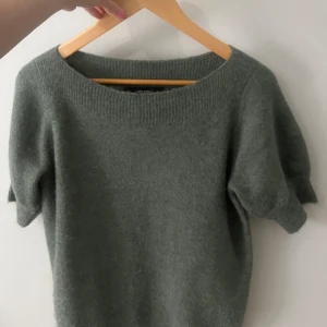 Kortärmad stickad tröja  - Jättefin kortärmad stickad tröja. Fin grön färg som passar till mycket!