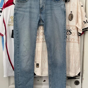 Levis Jeans 512 - Väldigt bra passform, sitter skönt, passar till alla tillfällen.