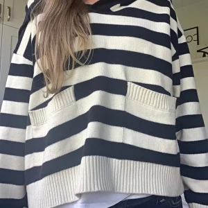 Zara tröja  - Fin tröja ifrån zara köpt för 400, 10/10 skick ❤️ unik luva, pros kan diskuteras 