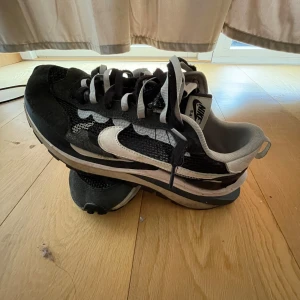 NIKE X SACAÏ - mycket bra skicka det ända som saknas är sulan och boxen men förutom de är allt som det ska. Skriv om ni har några funderingar kan även gå ner i pris vid snabb affär. 