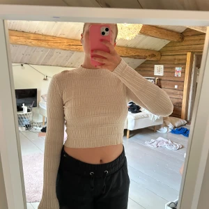 Beige tröja - Superfin beige tajt tröja, köpt från bik bok för några år sedan men är sparsamt använd.