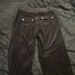 Sky blue juicy byxor - Juicy couture byxor i färgen sky blue köpta för 1100 säljer för 800  Nyskick aldrig andvända inga defekter bara provade prislapp sitter kvar 