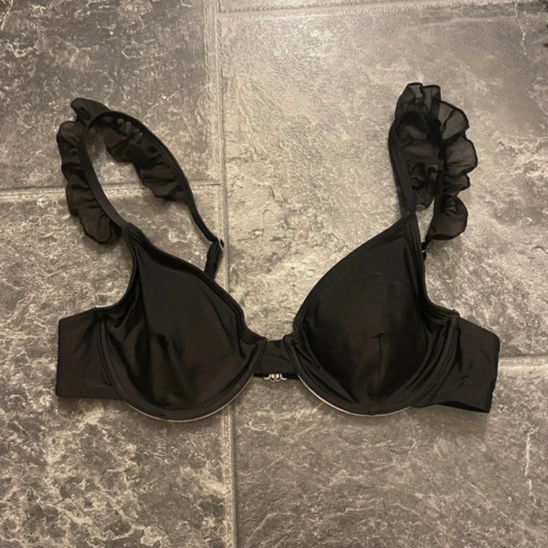 Svart bikiniöverdel med volangdetaljer