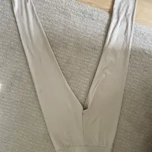 Säljer ett par snygga beige ribbade leggings från SOC. De är superbekväma och perfekta för både träning och chill. De har en tight passform och är gjorda i ett mjukt och stretchigt material. Perfekta för höst och vår!