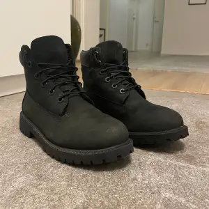 Nästar helt oanvända Timberlands perfekta till vintern. Säljer åt familjemedlem 🙌 Tvättar såklart iordning dom innan jag skickar! 