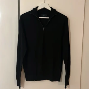 Halv zip  - Supersnygg svart halv zip från ”riley”. Sitter superbra och är i jättebra material och kvalite. Knappt använd och är i superfint skick.  Hör av er vid fler bilder eller frågor 