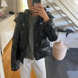 Glansig Calvin Kline jacka  - Intressekoll på min Ck jacka som är helt slutsåld❤️Säljer den här populära snygga vinter jackan pågrund av att den inte kommer till användning! Jackan har inga defekter och inga skador alls och är i toppkvalite
